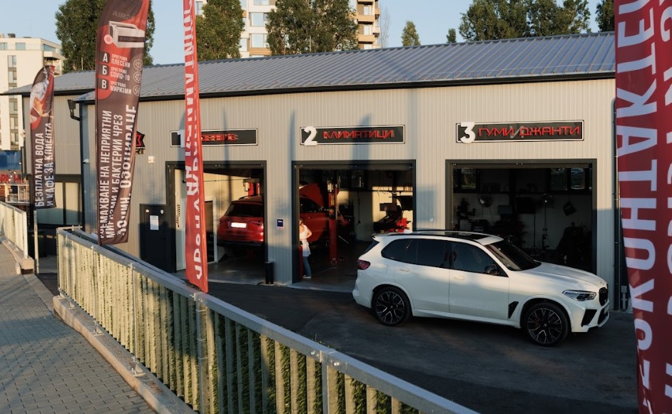 Фасада на автосервиз AutoXpert с работни клетки за климатици и гуми